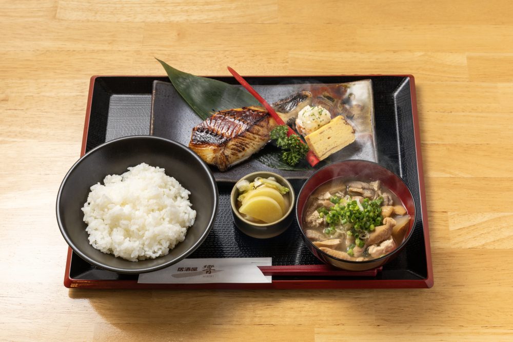 まんぷく魚沼定食　居酒屋響　銀だら西京焼きともつ煮込み定食