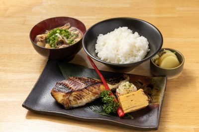 まんぷく魚沼定食　居酒屋響　銀だら西京焼きともつ煮込み定食